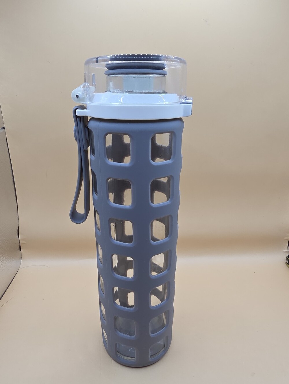 Ello Syndicate 20 oz Glass Water Bottle Silicone Sleeve Grey